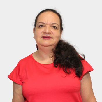 The photo was taken in the foreground, white background and the professor Luz Yolanda Vargas Fiallo is located in the center.