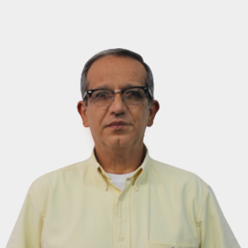 The photo was taken in close-up, with a white background, and the professor Álvaro Gómez Torrado is centered.