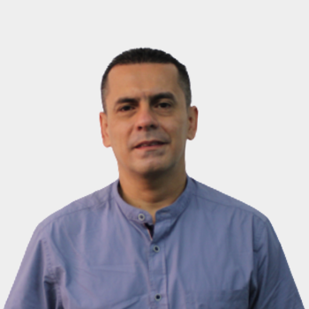 The photo was taken in close-up, with a white background, and the professor Fabián Alejando Gómez Torres is centered.