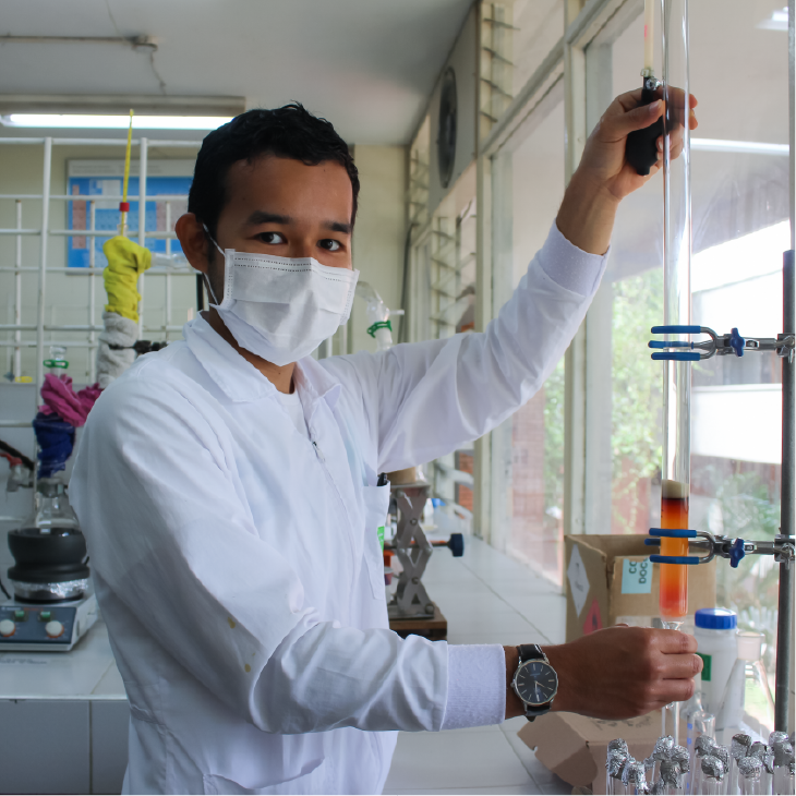 Imagen de un estudiante realizando pruebas en el laboratorio