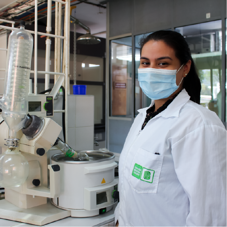 Imagen de una estudiante realizando pruebas en el laboratorio