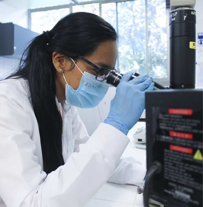 Imagen de una estudiante haciendo pruebas en el laboratorio