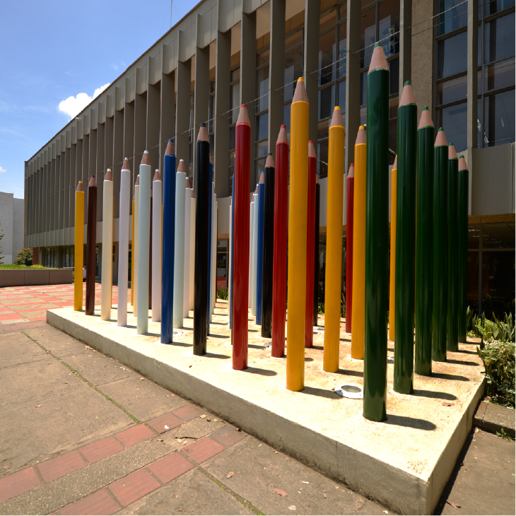 Fotografía de la entrada de la biblioteca