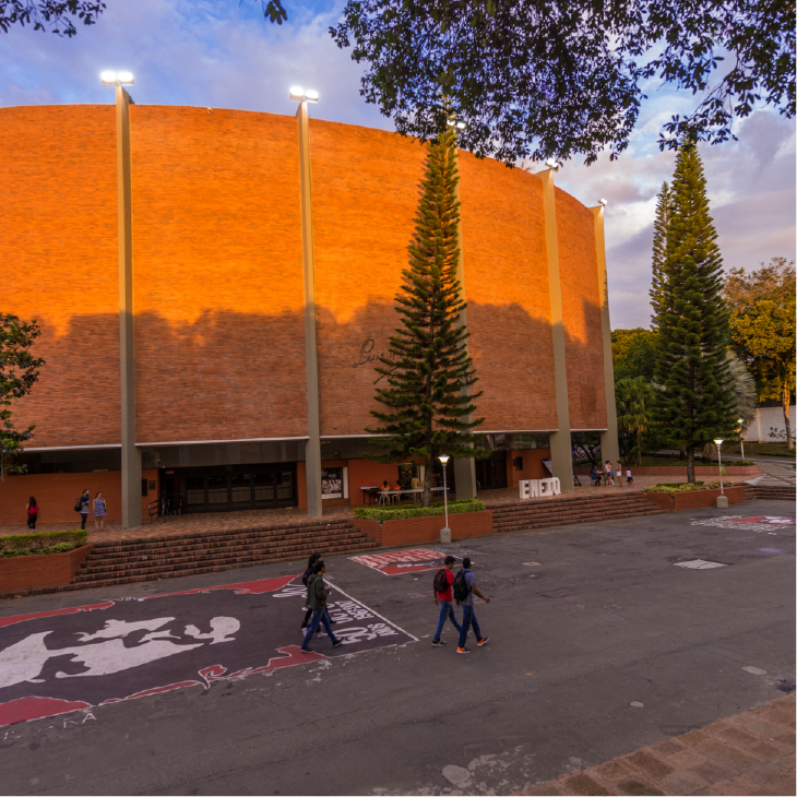 Fotografía de la entrada de la universidad