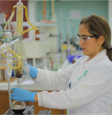 Fotografía de una estudiante trabajando en los laboratorios