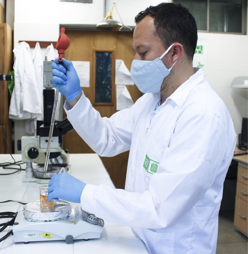 Imagen de un estudiante haciendo pruebas en el laboratorio