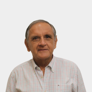 The photo was taken in the foreground, white background and the professor Carlos Eduardo Díaz Bohórquez is located in the center.