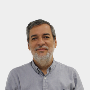 The photo was taken in close-up, with a white background, and the professor David Alfredo Fuentes Díaz is positioned in the center.