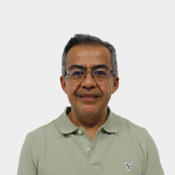 The photo was taken in close-up, with a white background, and the professor Miller Humberto Salas Rondón of is positioned in the center.