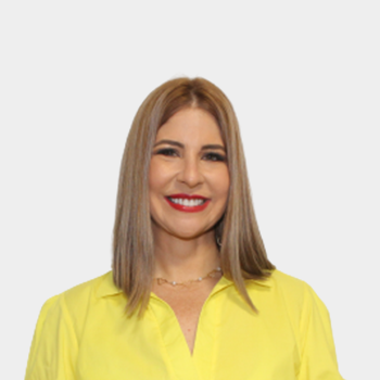 The photo was taken in close-up, with a white background, and the professor Sonia Cristina Gamboa Sarmiento is positioned in the center.