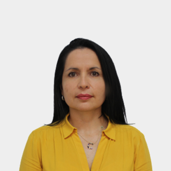 The photo was taken in close-up, with a white background, and the professor Liliana Carolina Ramírez Ramírez is positioned in the center.