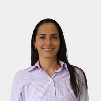 The photo was taken in close-up, with a white background, and the professor Ana Beatriz Ramírez Silva is positioned in the center.