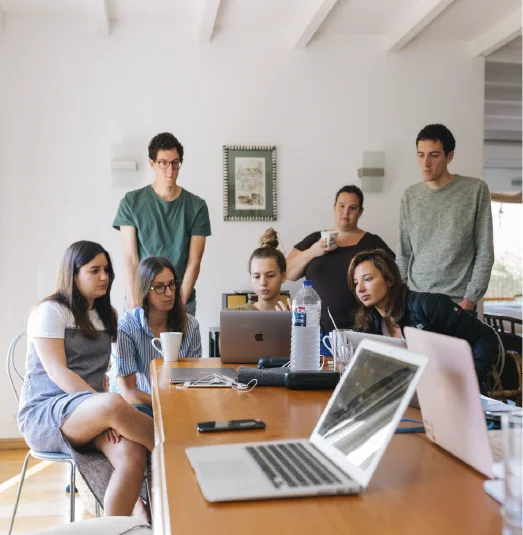 Imagen tomada de stock donde aparecen un grupo de estudiantes trabajando