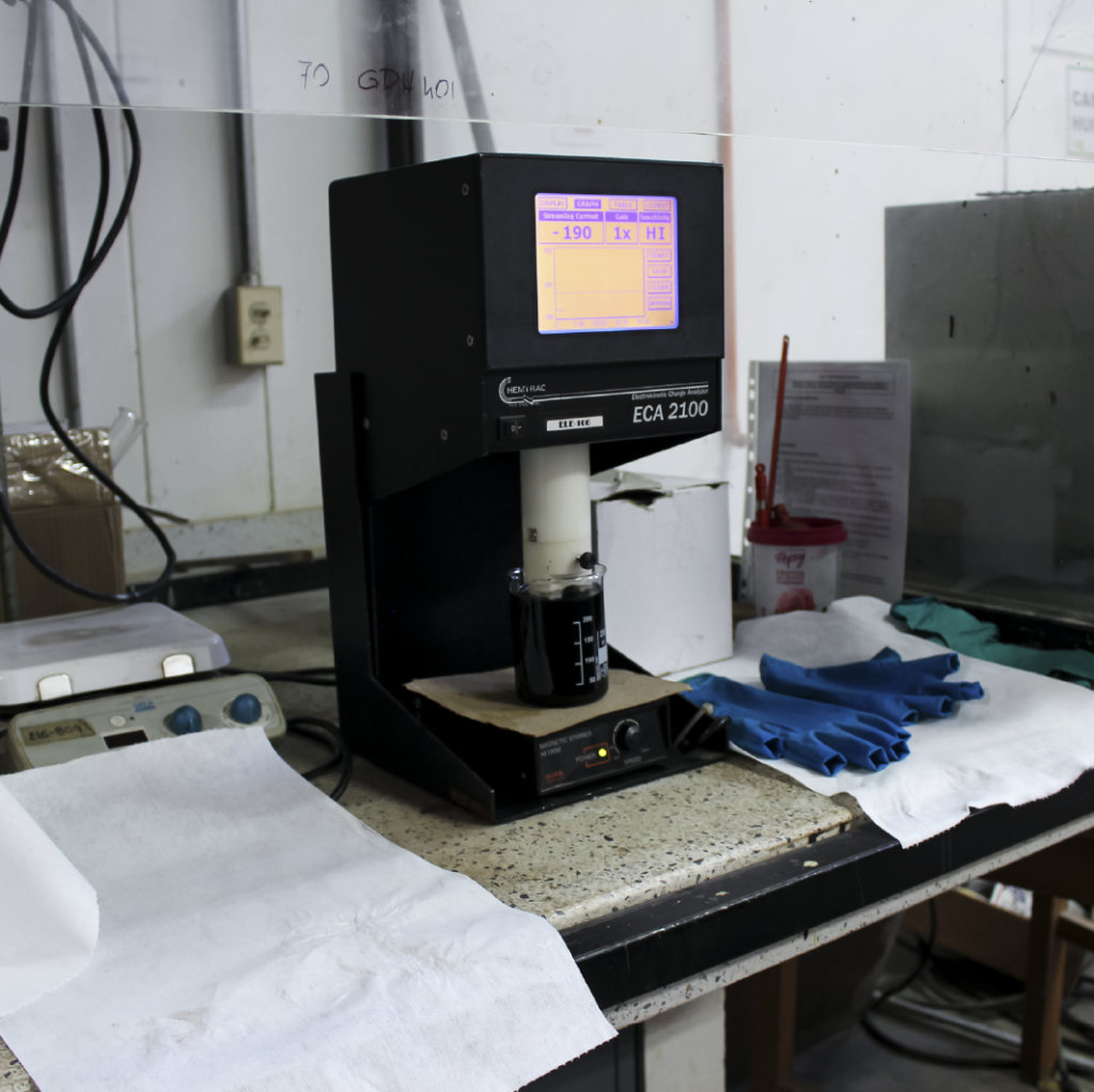 Foto de una de las maquinas de laboratorio de la Escuela de Ingeniería Civil