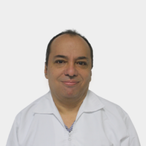 The photo was taken in close-up, white background, and the professor Janer Sepúlveda Agudelo is positioned in the center.