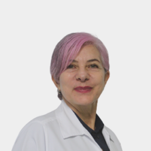 The photo was taken in close-up, white background, and the professor Adriana Inés González Quitian is positioned in the center.