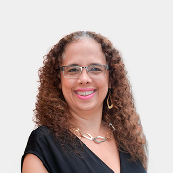 La foto fue tomada en primer plano, fondo blanco y la profesora Lina Maria Vera Cala está situada en el centro.