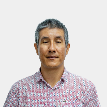 The photo was taken in close-up, with a white background, and the professor Jorge Enrique Buitrago is positioned in the center.