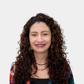 The photo was taken in close-up, on a white background, with the professor Ana Emilse Coy Echeverría in the center.