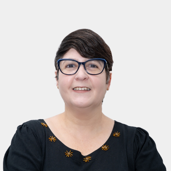 La foto fue tomada en primer plano, fondo blanco y la profesora Ana Maria Perez está situada en el centro.