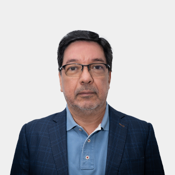 The photo was taken in close-up, on a white background, with the professor Dario Yesid Peña Ballesteros in the center.