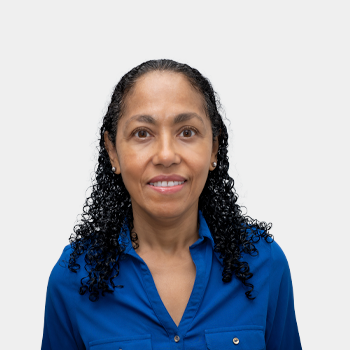 The photo was taken in close-up, on a white background, with the professor Elcy Maria Cordoba in the center.