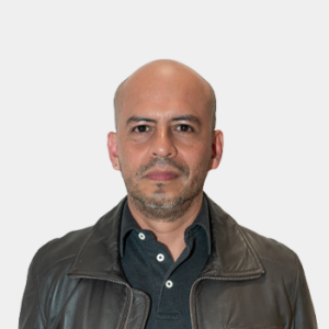 The photo was taken in close-up, on a white background, with the professor Luis Fernando Arévalo Viveros in the center.
