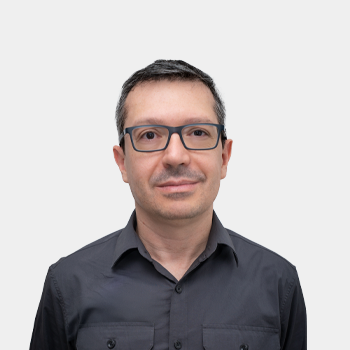 The photo was taken in close-up, on a white background, with the professor Mauricio Rincon in the center.