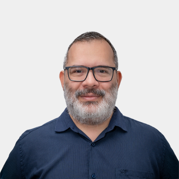 La foto fue tomada en primer plano, fondo blanco y el profesor Pedro Luis Delvasto está situada en el centro.