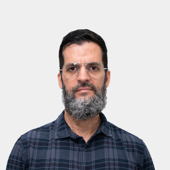 The photo was taken in close-up, on a white background, with the professor Sergio Blanco Vazquez in the center.