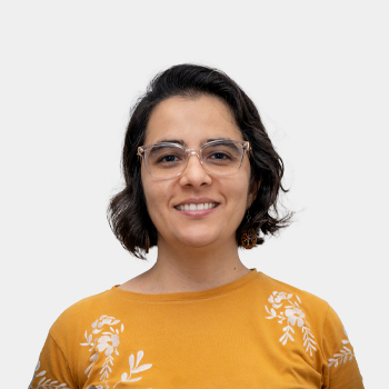 The photo was taken in close-up, on a white background, with the professor Viviana Raquel Güiza Agüello in the center.