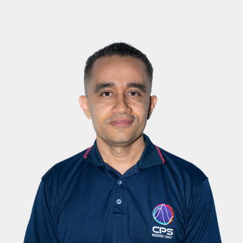 La foto fue tomada en primer plano, fondo blanco y el profesor Said David Pertuz Arroyo está situado en el centro.
