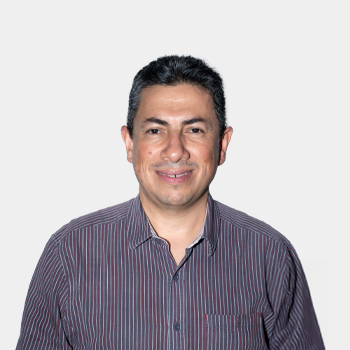 The photo was taken in close-up, with a white background, and the professor Oscar Arnulfo Quiroga is positioned in the center.