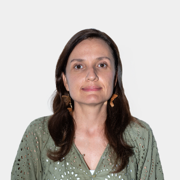 La foto fue tomada en primer plano, fondo blanco y la profesora María Alejandra Mantilla Villalobos está situada en el centro.