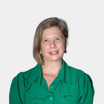 La foto fue tomada en primer plano, fondo blanco y la profesora Mónica Andrea Botero Londoño está situada en el centro.
