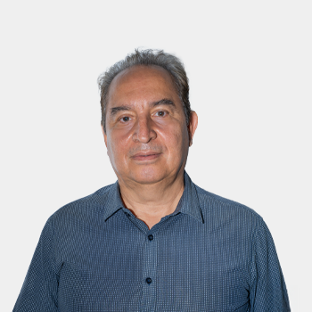 The photo was taken in close-up, with a white background, and the professor Homero Ortega Boada is positioned in the center.