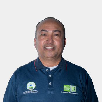 The photo was taken in close-up, with a white background, and the professor José Alejandro Amaya Palacio is positioned in the center.