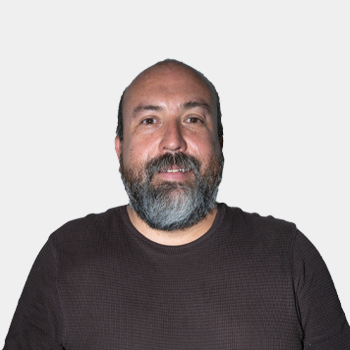 The photo was taken in close-up, with a white background, and the professor Julián Gustavo Rodríguez Ferreira is positioned in the center.
