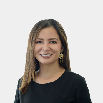 La foto fue tomada en primer plano, fondo blanco y la profesora Alexandra Cortes Aguilar está situado en el centro.