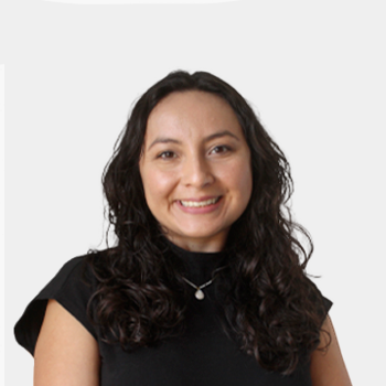 La foto fue tomada en primer plano, fondo blanco y la profesora Alicia Natali Chamorro Muñoz está situada en el centro.