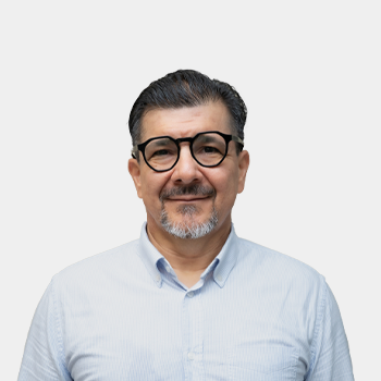 The photo was taken in close-up, on a white background, with the profesor Alonso Silva Rojas positioned in the center.
