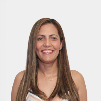 The photo was taken in close-up, with a white background, and the profesor Ana Milena Rhenals Doria is situated in the center.