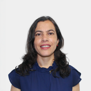The photo was taken in close-up, with a white background, and the profesor Brenda Escobar Guzmán is situated in the center.
