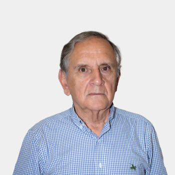 La foto fue tomada en primer plano, fondo blanco y el profesor Carlos Eduardo Díaz Bohórquez está situado en el centro.