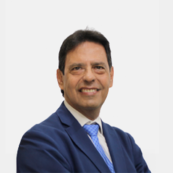The photo was taken in the foreground, white background and the professor Carlos Enrique Vecino Arenas is located in the center.