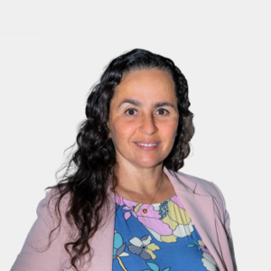 La foto fue tomada en primer plano, fondo blanco y la profesora Clara Isabel Lopez está situada en el centro.
