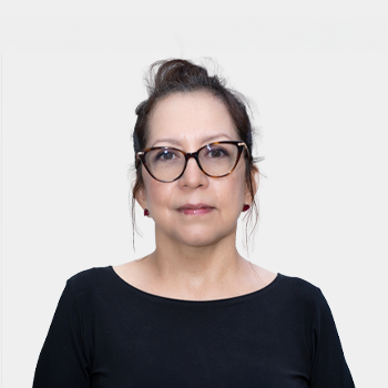 The photo was taken in close-up, with a white background, and the professor Claudia Lucia Figueroa is positioned in the center.