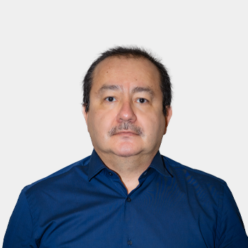 The photo was taken in the foreground, white background and the professor Edwin Alberto Garavito Hernández is located in the center.