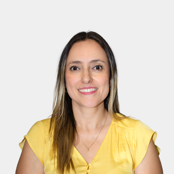 La foto fue tomada en primer plano, fondo blanco y la profesora Eliana Marcela Peña Tibaduiza está situada en el centro.