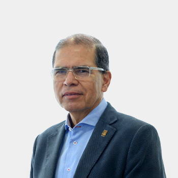 primer plano, fondo blanco y el profesor Gerardo Latorre Bayona está situado en el centro.